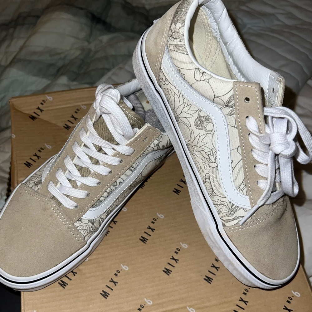 Brand new VANS sneaker Men size 4.5 / women size 6 US